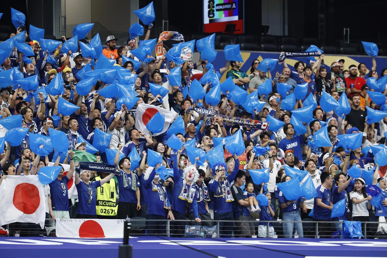 オランダ戦で盛り上がる日本サポーター（共同）