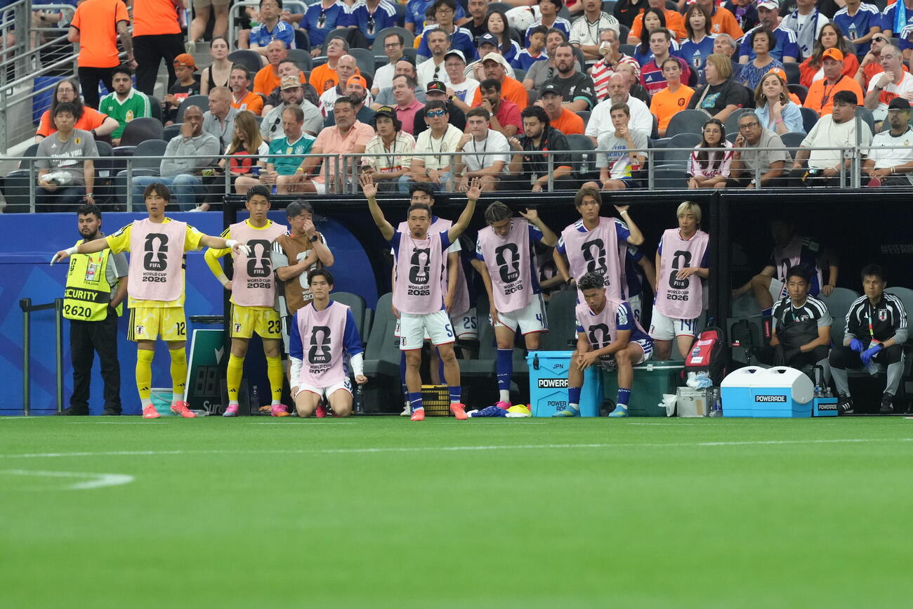 W杯北中米大会　1次リーグ　第1戦　日本対オランダ　前半、ベンチからピッチを見つめる長友郁真（中央）ら日本代表の選手たち（撮影・足立雅史）