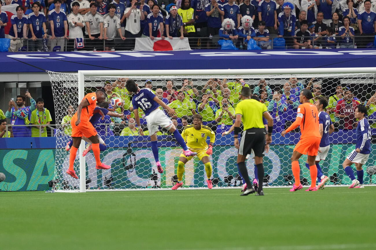 W杯北中米大会　1次リーグ　第1戦　日本対オランダ　前半、ゴールを守るGK鈴木彩艶（左から4人目）（撮影・足立雅史）