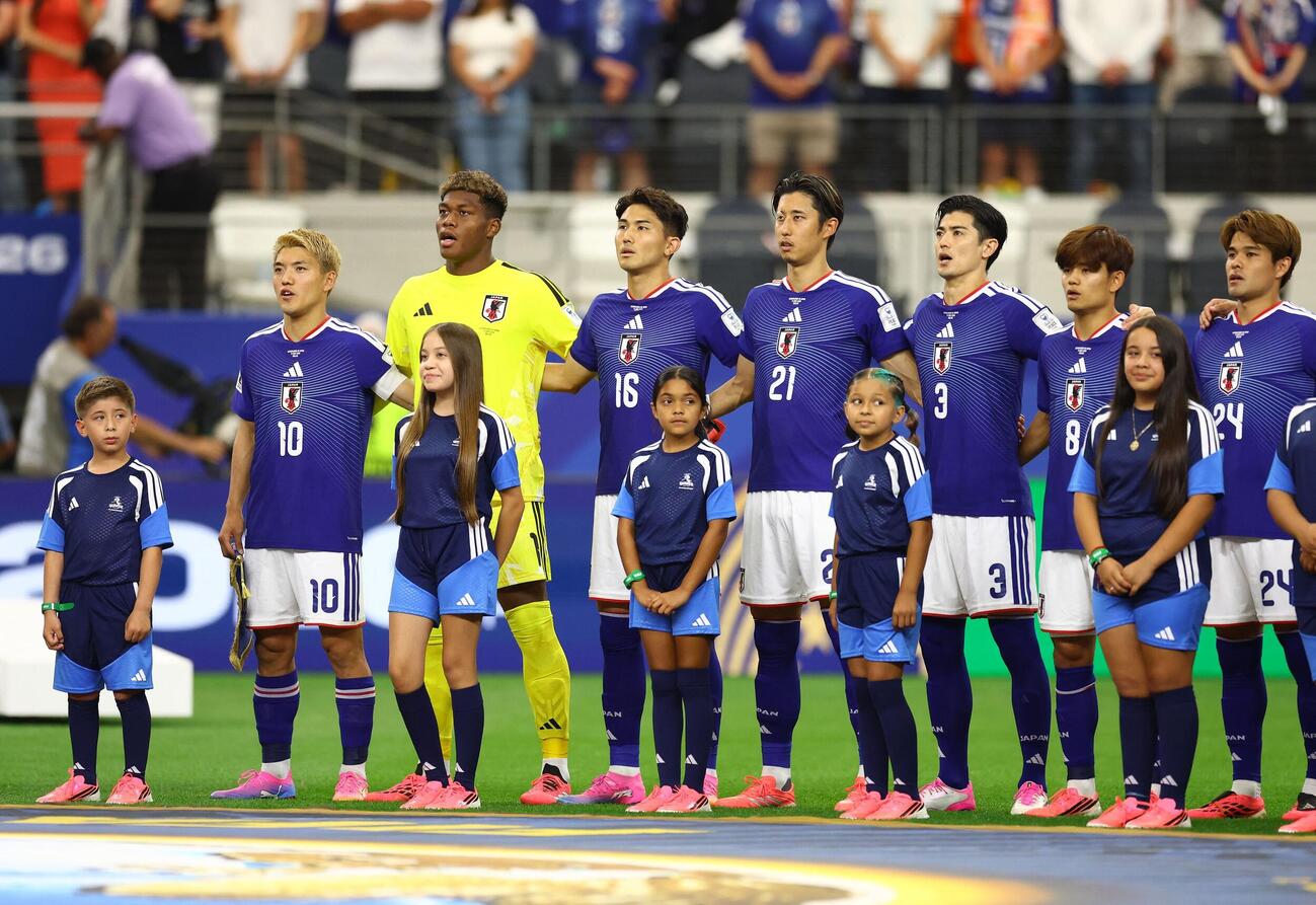 試合前の国歌斉唱中に整列する日本代表（ロイター）