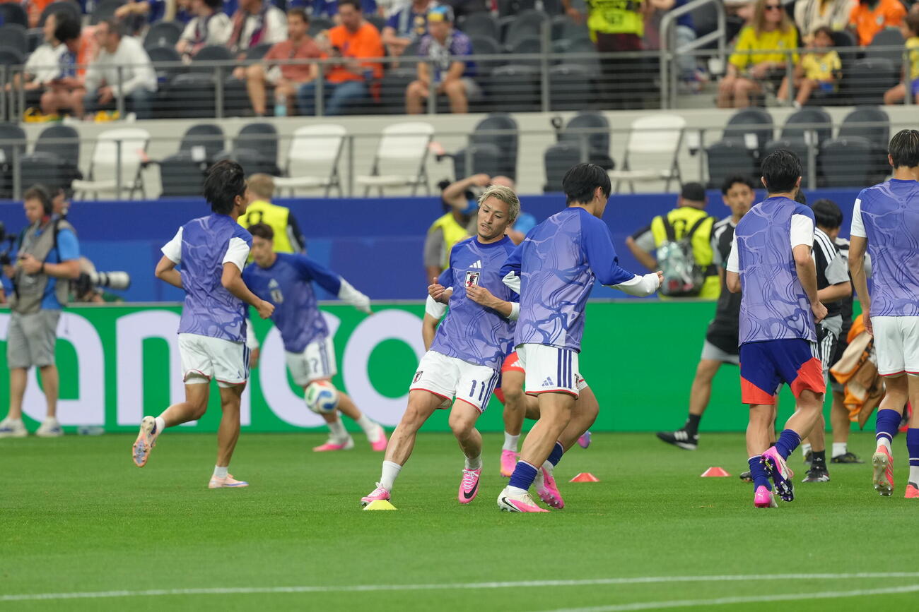 日本対オランダ　試合前練習を行う前田大然（中央左）ら（撮影・足立雅史）