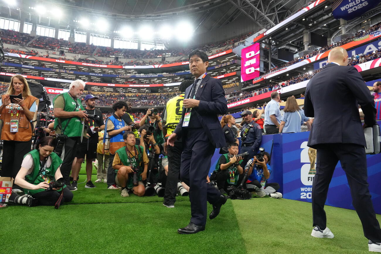 日本対オランダ　試合前、ピッチに入る森保一監督（撮影・足立雅史）