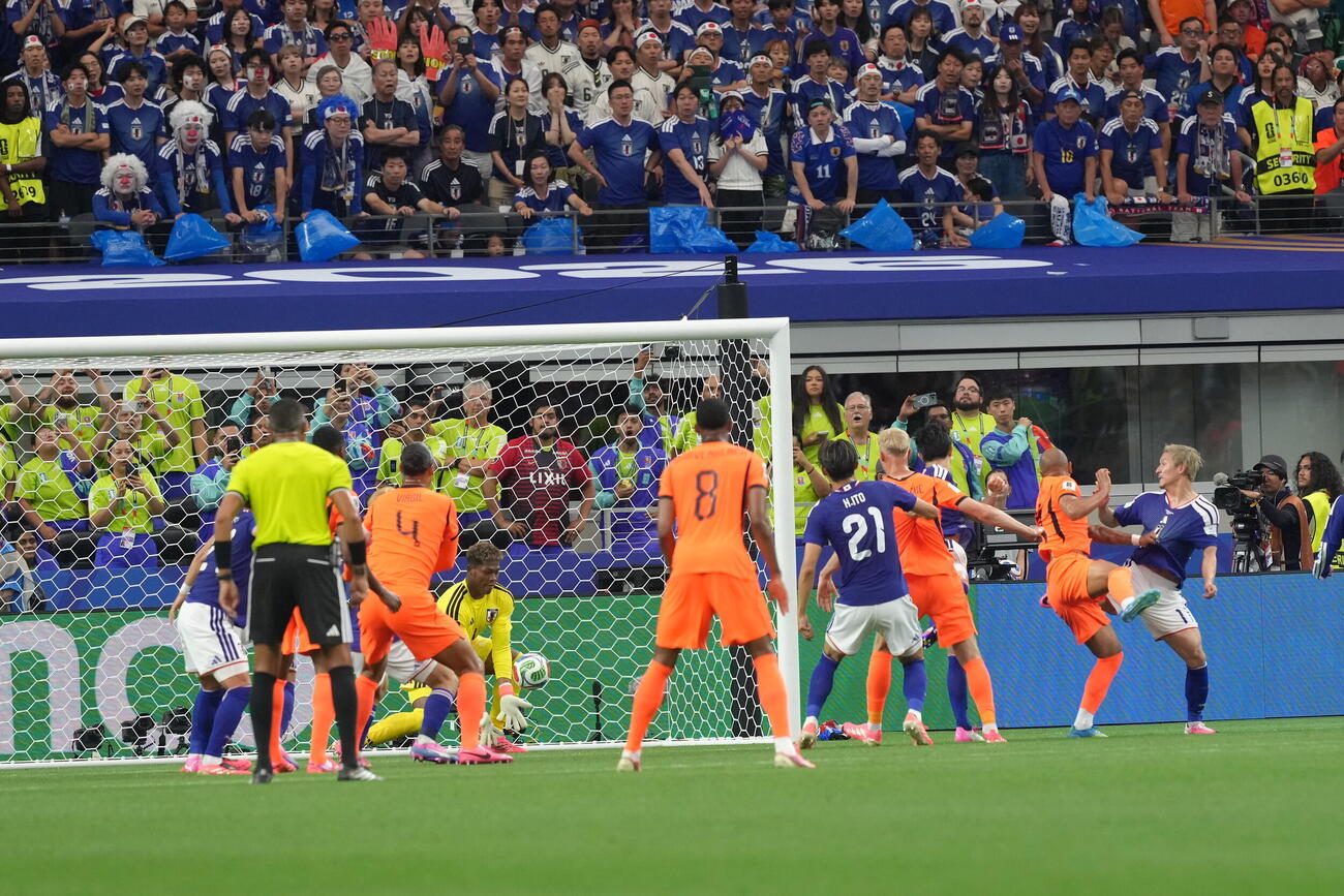 W杯北中米大会　1次リーグ　第1戦　日本対オランダ　前半、シュートをセーブするGK鈴木彩艶（中央後方）（撮影・足立雅史）