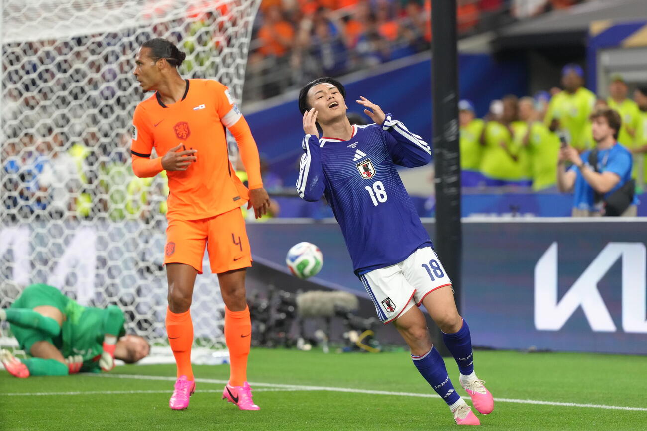 日本対オランダ　前半、シュートを決めきれず、悔しい表情を見せる上田綺世。左はオランダのファージル・ファンダイク（撮影・足立雅史）