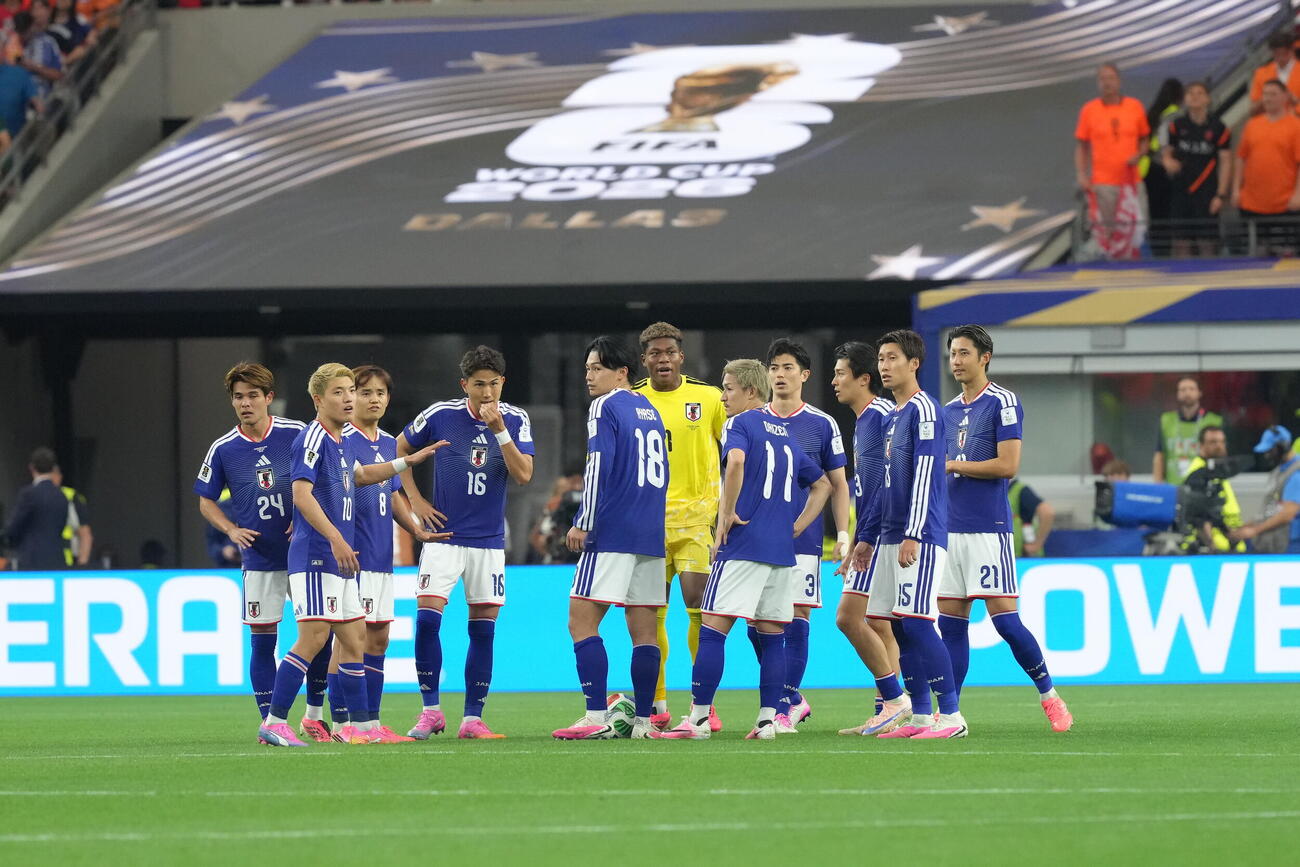 W杯北中米大会　1次リーグ　第1戦　日本対オランダ　後半、オランダのファージル・ファンダイクに先制ゴールを決められ、集まって話し合う日本代表の選手たち（撮影・足立雅史）