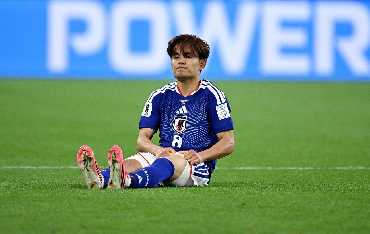日本対オランダ　後半、足を伸ばして左太もも付近をさわり、ピッチに座り込む久保（ロイター）