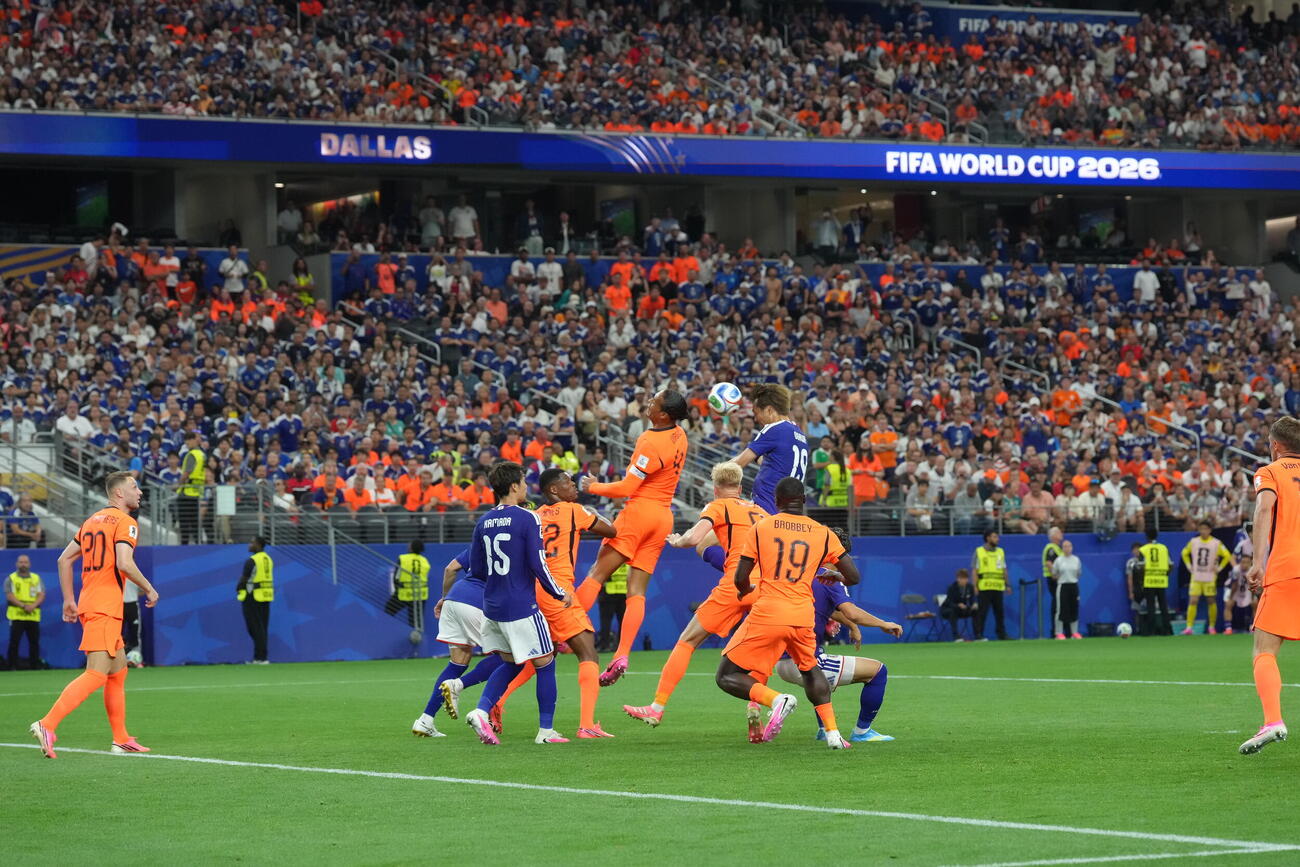 W杯北中米大会　1次リーグ　第1戦　日本対オランダ　後半44分、ヘディングシュートを放つ小川航基（右後方）。この後、鎌田大地（左手前）に当たりゴール。得点者は鎌田に（撮影・足立雅史）