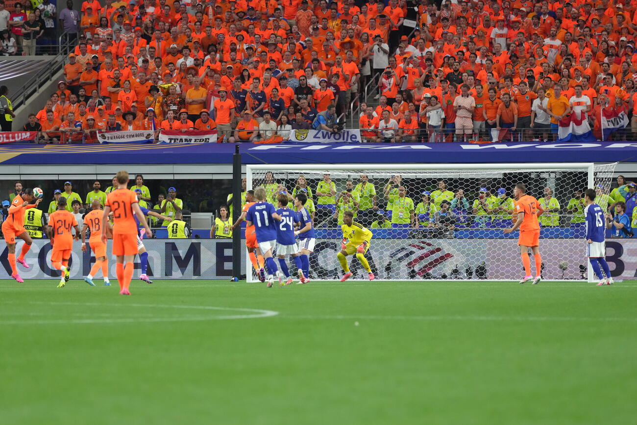 W杯北中米大会　1次リーグ　第1戦　日本対オランダ　後半、ヘディングで先制ゴールを決めるオランダのファージル・ファンダイク（左端）（撮影・足立雅史）