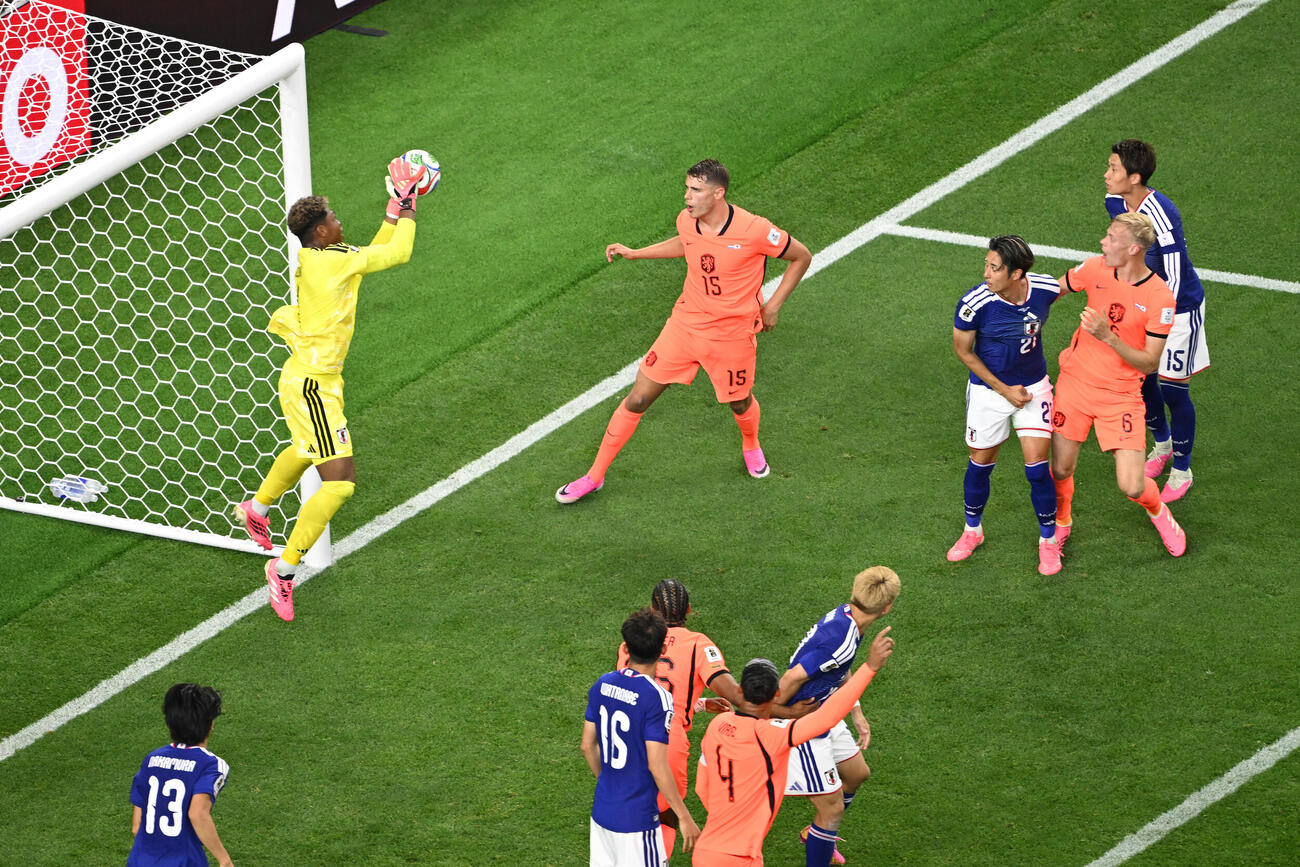 日本対オランダ　セーブするGK鈴木彩艶（AP）