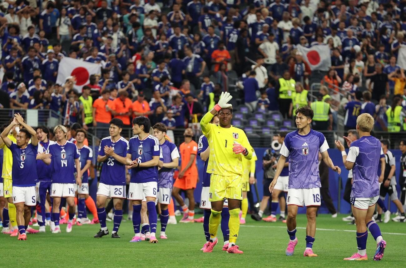日本対オランダ　試合後のGK鈴木彩艶（AP）