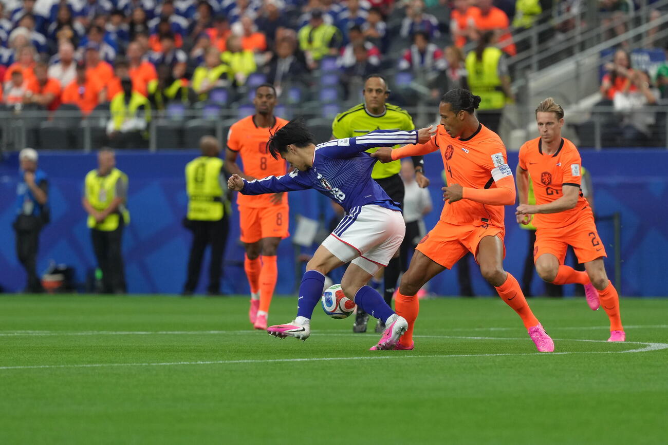 W杯北中米大会　1次リーグ　第1戦　日本対オランダ　前半、オランダのファージル・ファンダイク（中央右）とボールを奪い合う上田綺世（撮影・足立雅史）