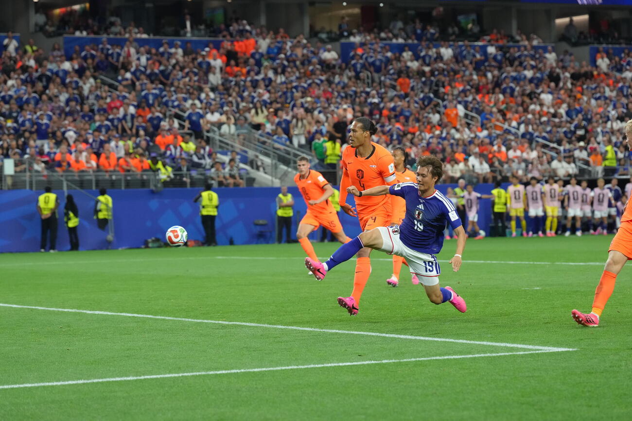W杯北中米大会　1次リーグ　第1戦　日本対オランダ　後半、ゴール前に攻め込む小川航基（右）。左はオランダのファージル・ファンダイク（撮影・足立雅史）