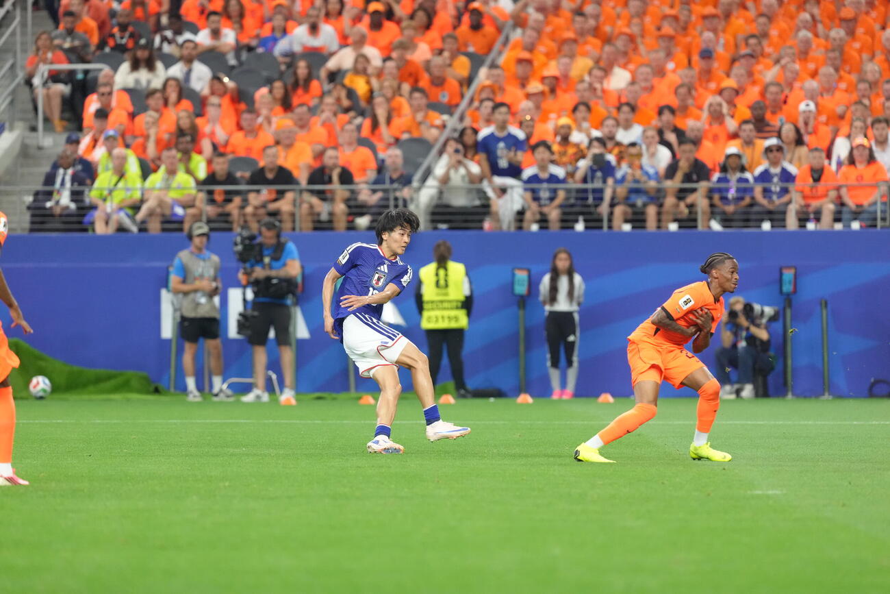 W杯北中米大会　1次リーグ　第1戦　日本対オランダ　前半、シュートを放つ中村敬斗（左）（撮影・足立雅史）
