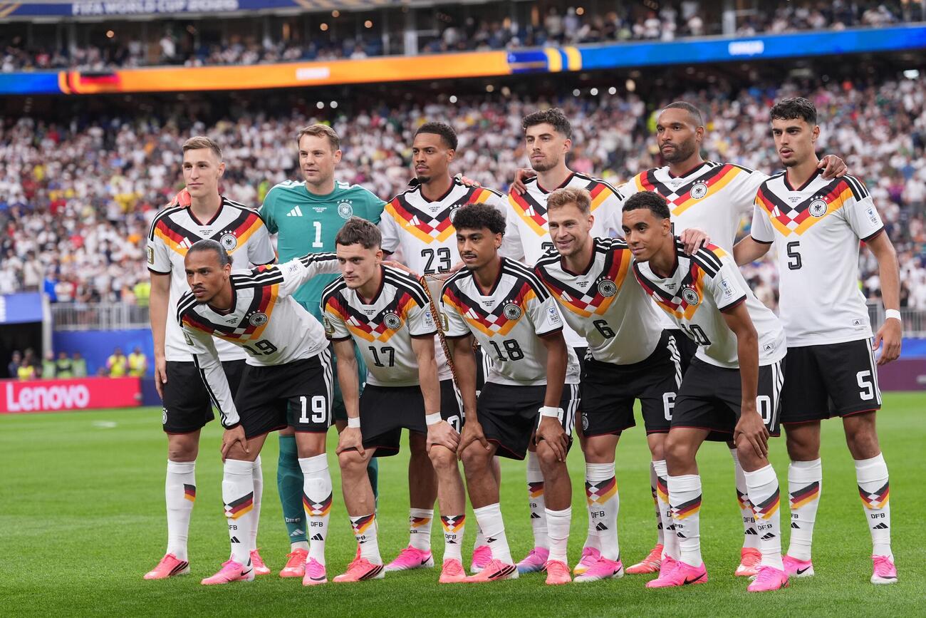 ドイツ対キュラソー　試合前に記念撮影をするドイツイレブン（AP）