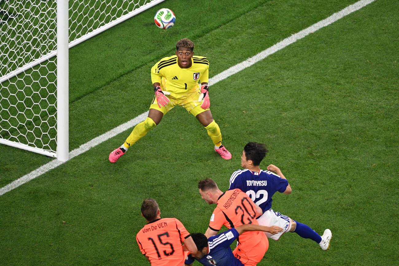 日本対オランダ　守備中のGK鈴木彩艶（AP）