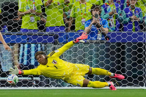 決定機阻止のGK鈴木彩艶「自分のセーブが大きかった」と胸張る 勝ち点