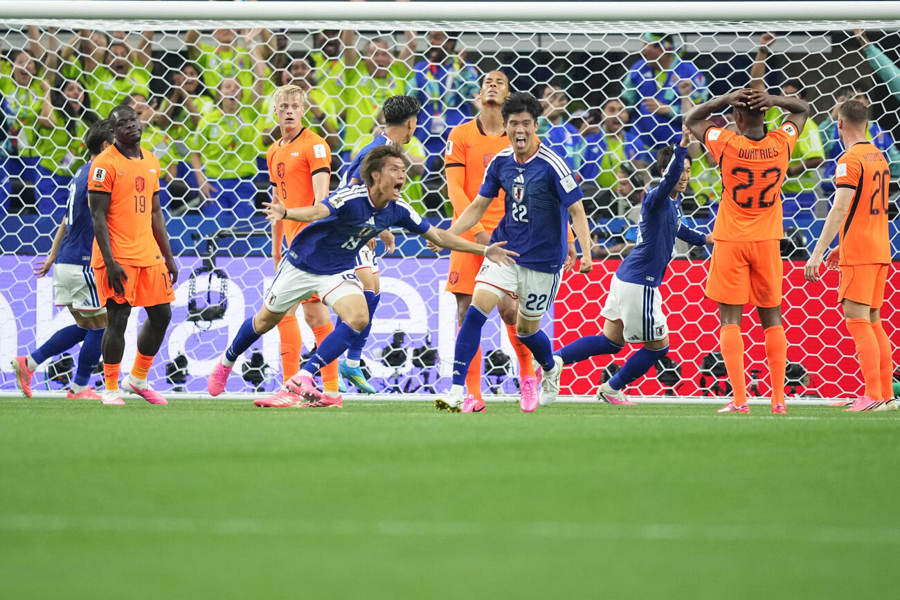 日本対オランダ　後半、日本の2点目を喜ぶ小川航基（19）と冨安健洋（22）（AP）