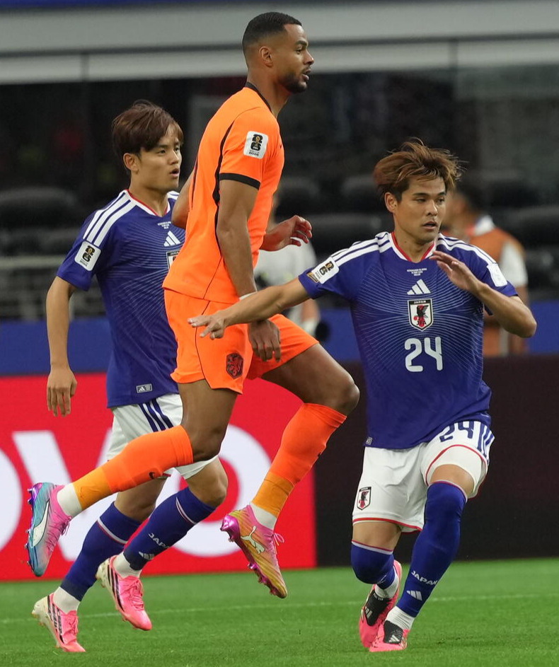 W杯北中米大会　1次リーグ　第1戦　日本対オランダ　前半、先発出場する佐野海舟（右）
