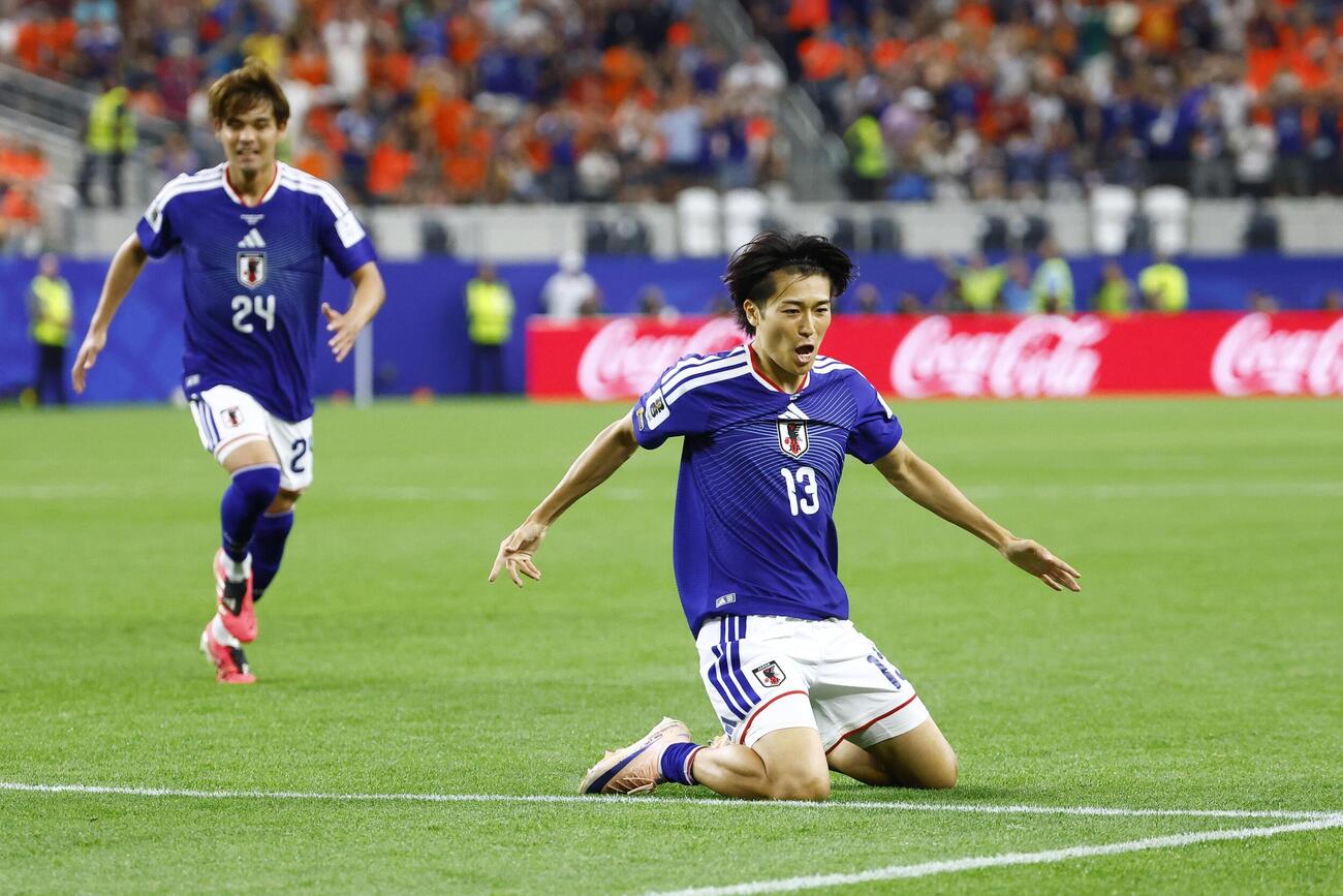 日本－オランダ　後半、ゴールを決めた中村。左は佐野（共同）