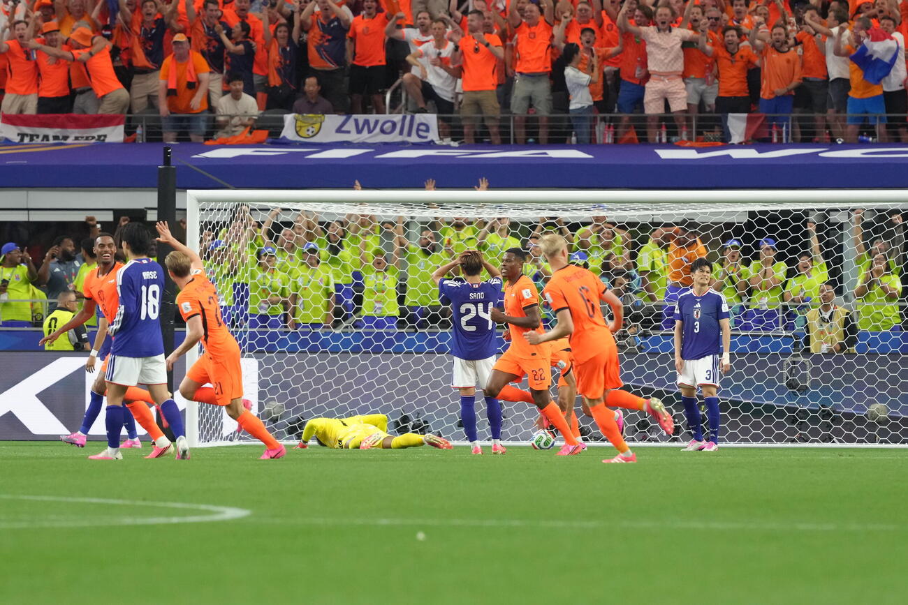 W杯北中米大会　1次リーグ　第1戦　日本対オランダ　後半、オランダのクリセンシオ・シュメルビルにゴールを決められる。右端は厳しい表情を見せる谷口彰悟（撮影・足立雅史）