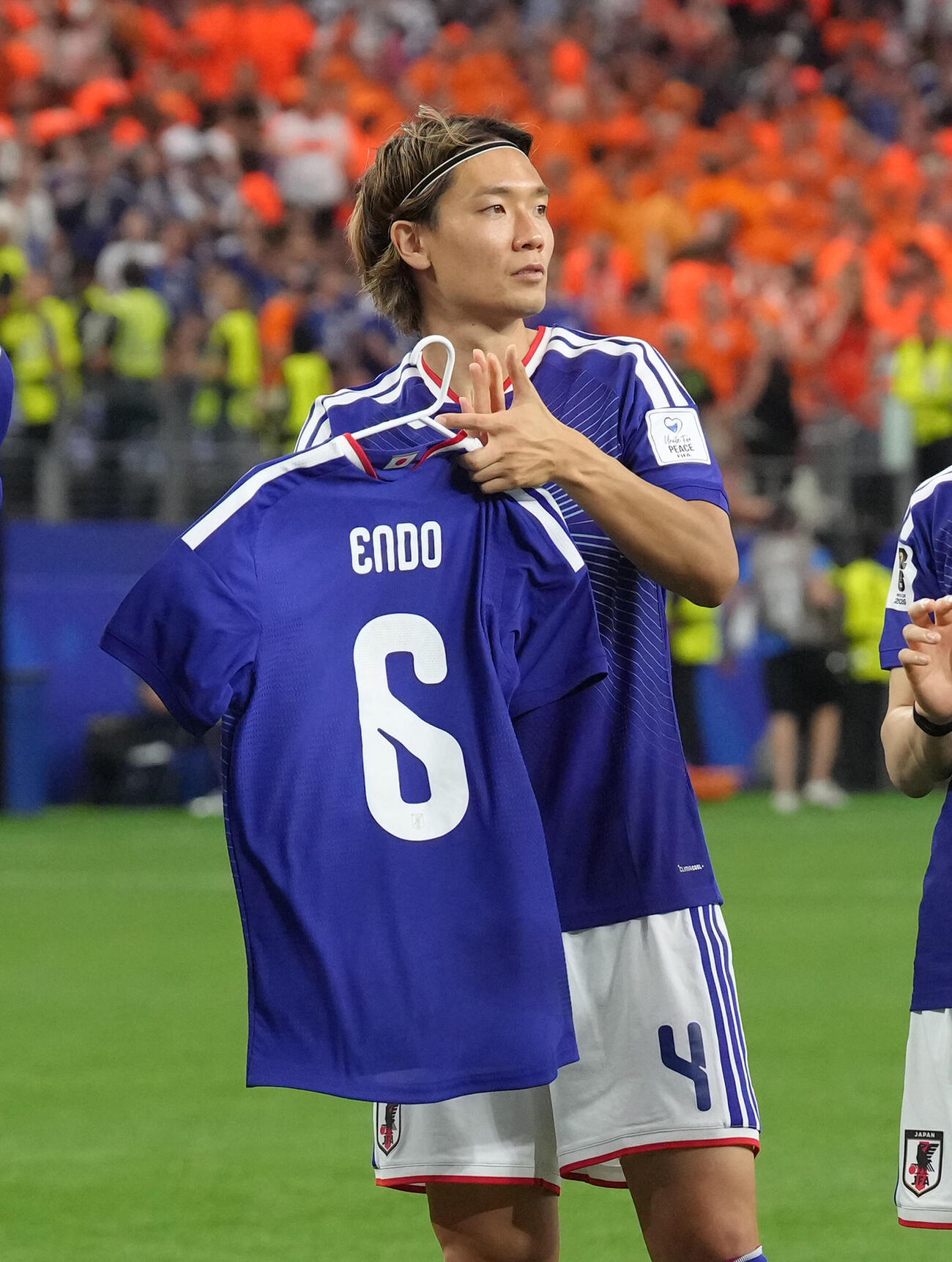 W杯北中米大会　1次リーグ　第1戦　日本対オランダ　試合後、遠藤航のユニホームを手にあいさつする板倉滉（撮影・足立雅史）