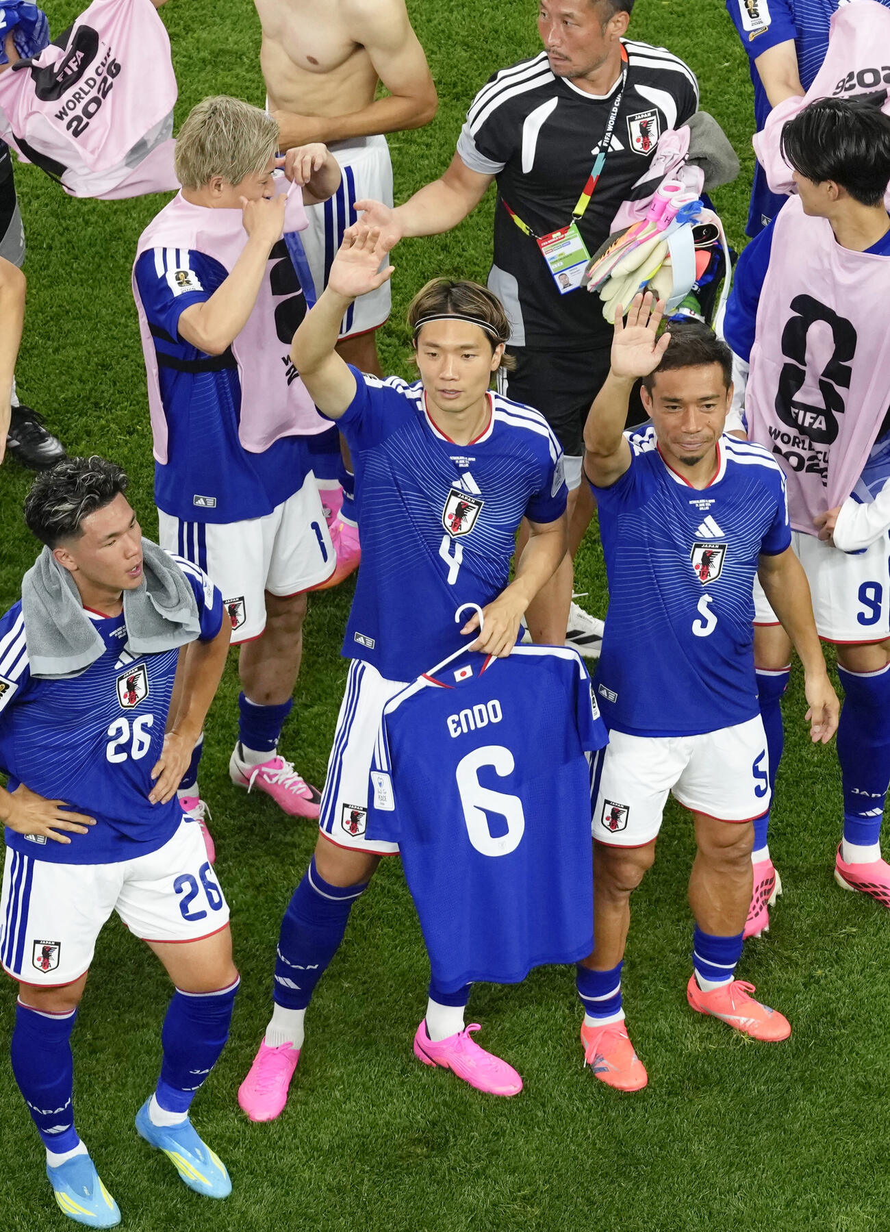 オランダと引き分け、遠藤のユニホームを手にサポーターの声援に応える板倉（中央）ら（共同）