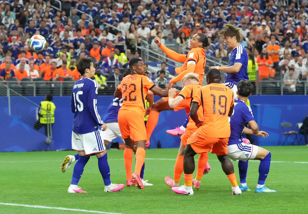 W杯北中米大会　1次リーグ　第1戦　日本対オランダ　後半、小川航基（右後方）のヘディングシュートが鎌田大地（左）に当たり、同点ゴールとなる（撮影・足立雅史）