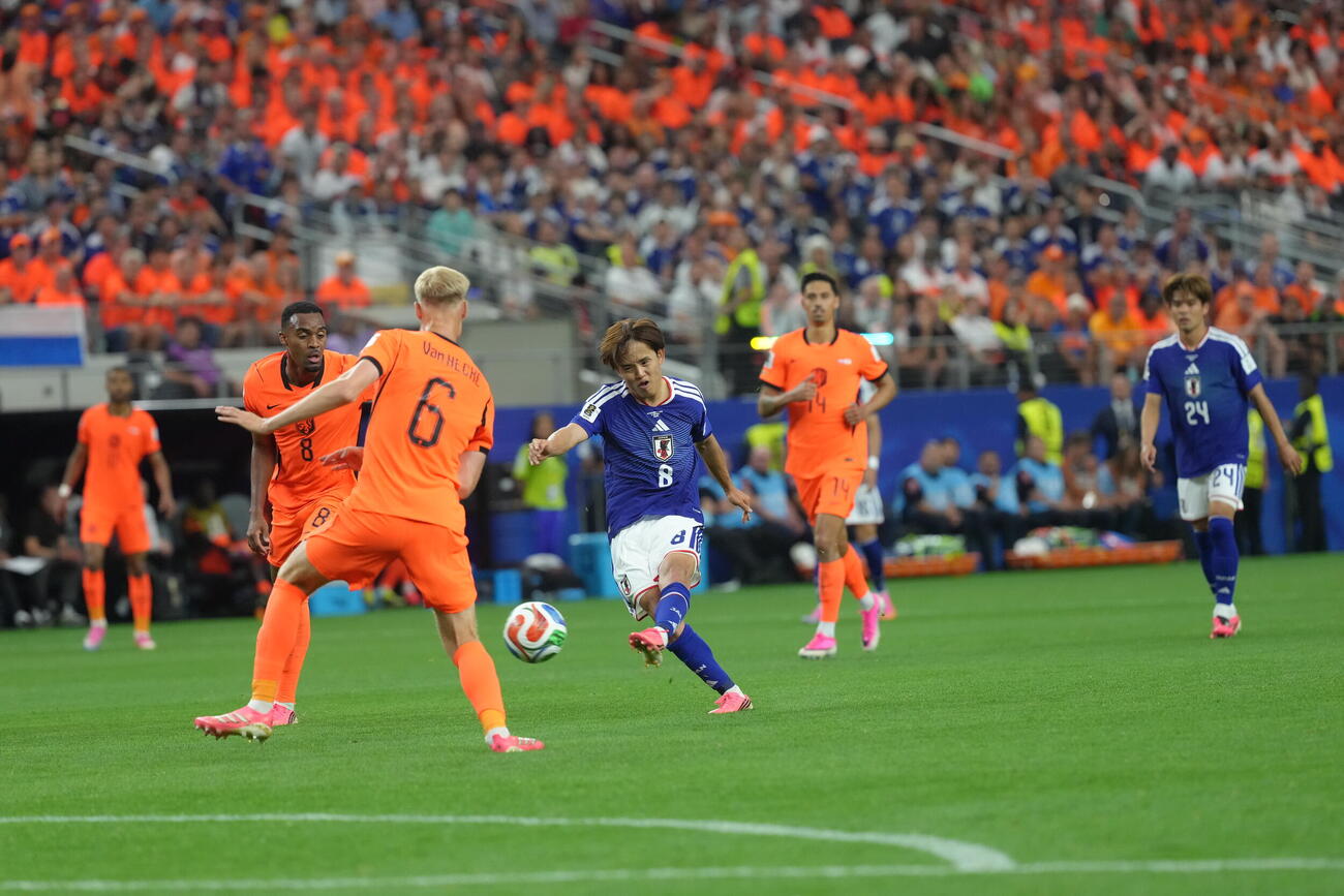 W杯北中米大会　1次リーグ　第1戦　日本対オランダ　後半、シュートを放つ久保建英（中央）（撮影・足立雅史）