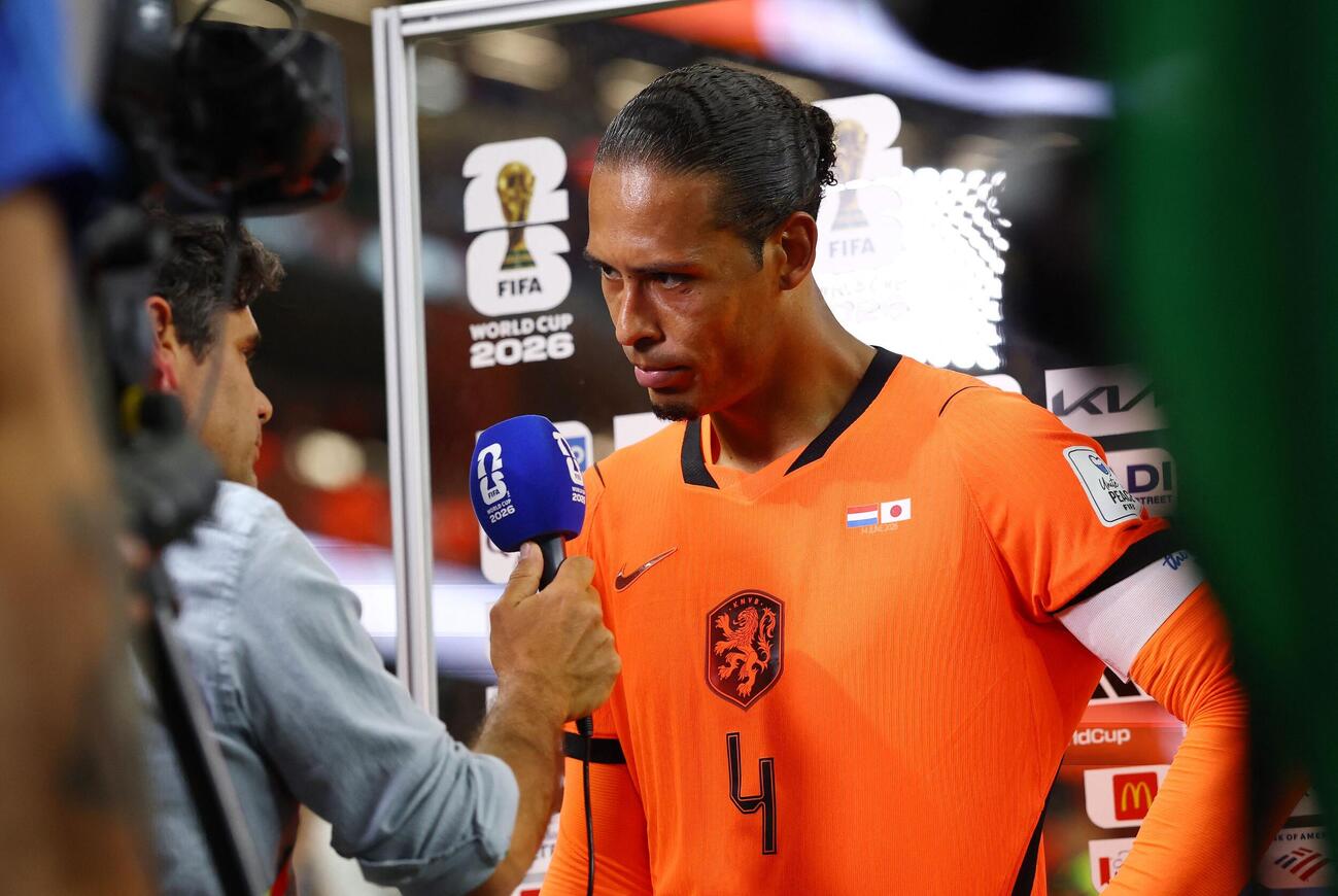 日本との試合後インタビューを受けるファンダイク（ロイター）