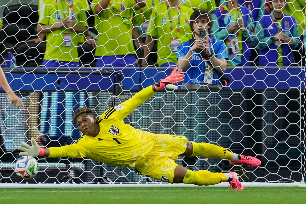 日本対オランダ　セーブするGK鈴木彩艶（AP）