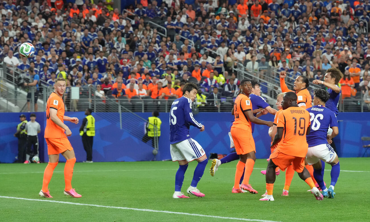 W杯北中米大会　1次リーグ　第1戦　日本対オランダ　後半、小川航基（右端）のヘディングシュートが鎌田大地（左から2人目）に当たり、同点ゴールとなる（撮影・足立雅史）
