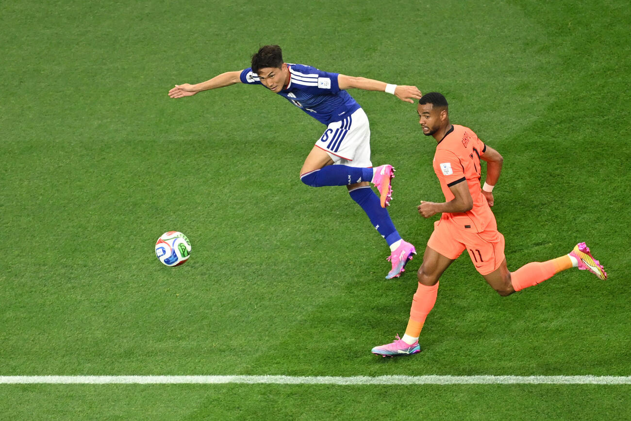 W杯北中米大会　オランダに体を張った守備を見せる渡辺剛（AP）