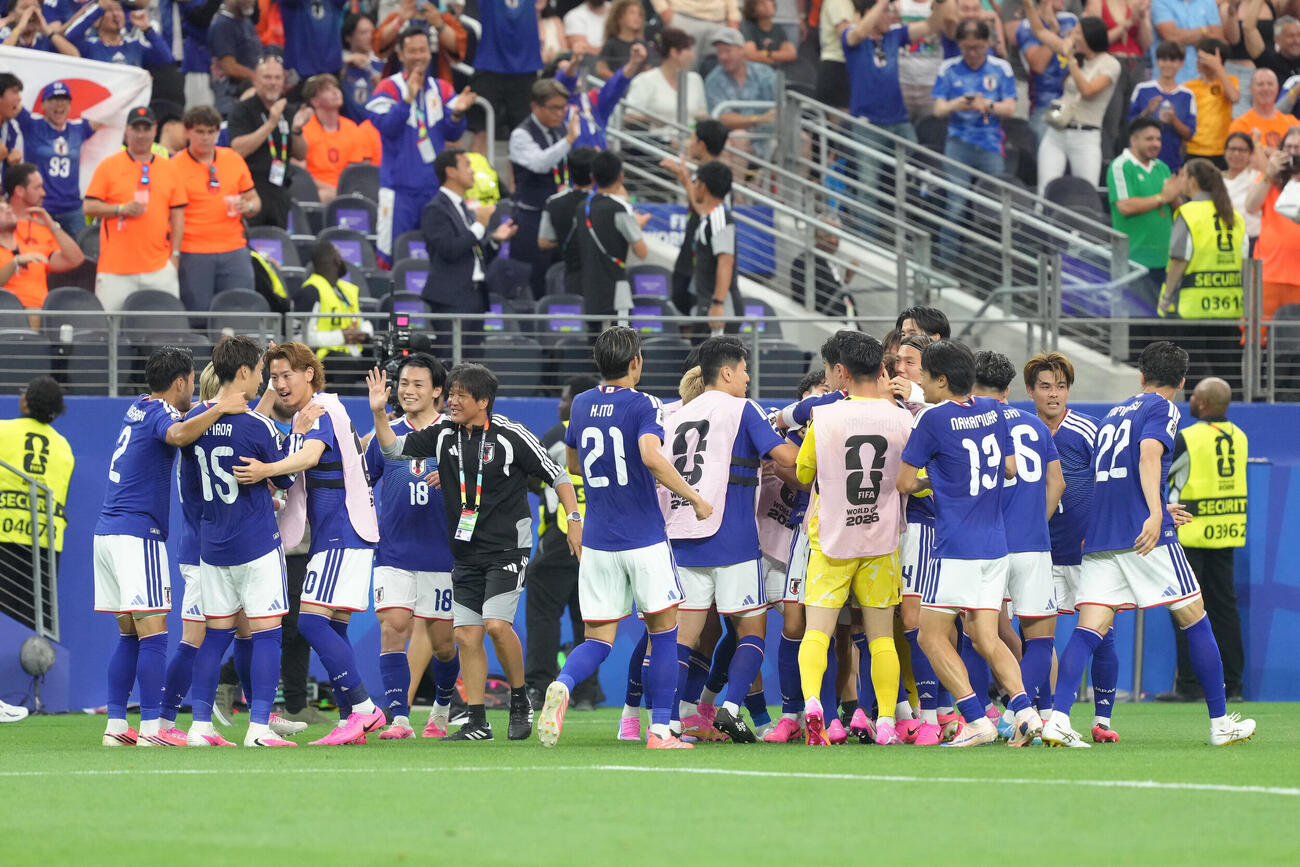 W杯北中米大会　1次リーグ　第1戦　日本対オランダ　後半、鎌田大地（左から2人目）の同点ゴールで喜ぶ日本代表の選手たち（撮影・足立雅史）