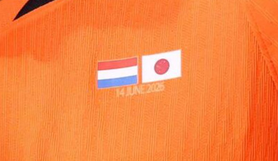 オランダ国旗の隣に、日本国旗が同じ大きさでデザインされていた、オランダ代表ファンダイクのユニホームの拡大写真（ロイター）