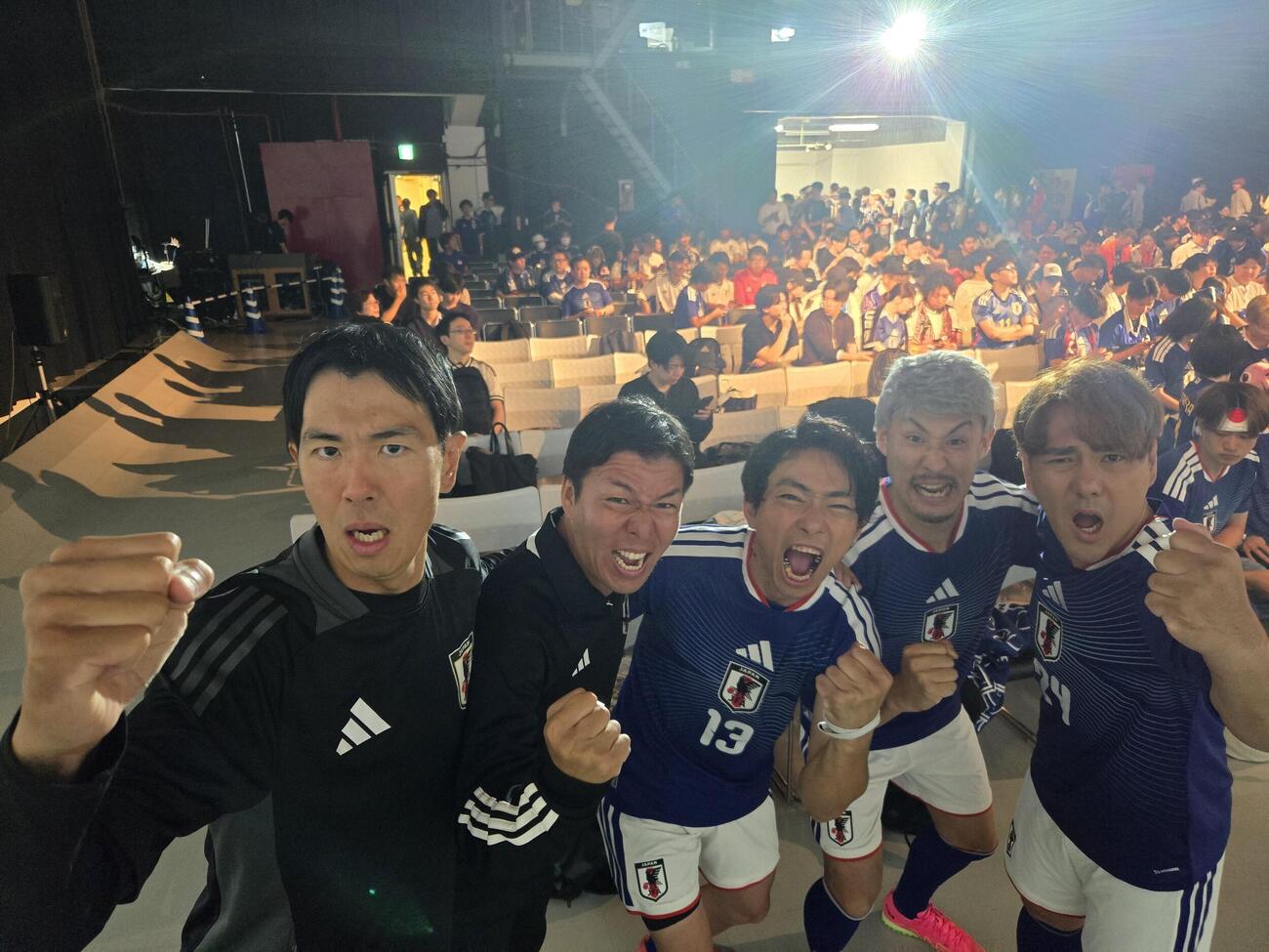 オランダ戦試合前に「絶対、勝つぞー」と気合いを入れて叫ぶちょいまねジャパンのメンバー