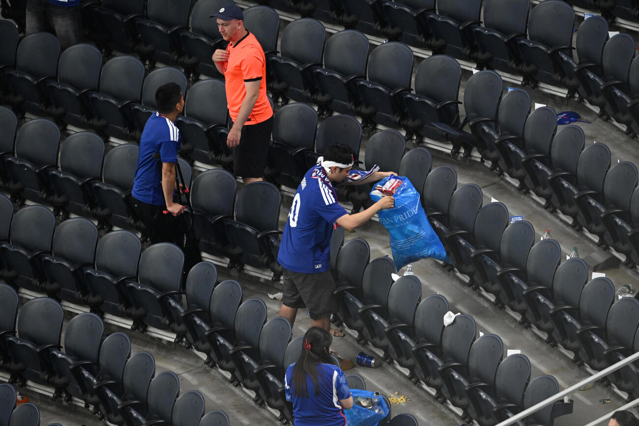 オランダ戦後、スタジアムを清掃する日本のサポーター（AP）