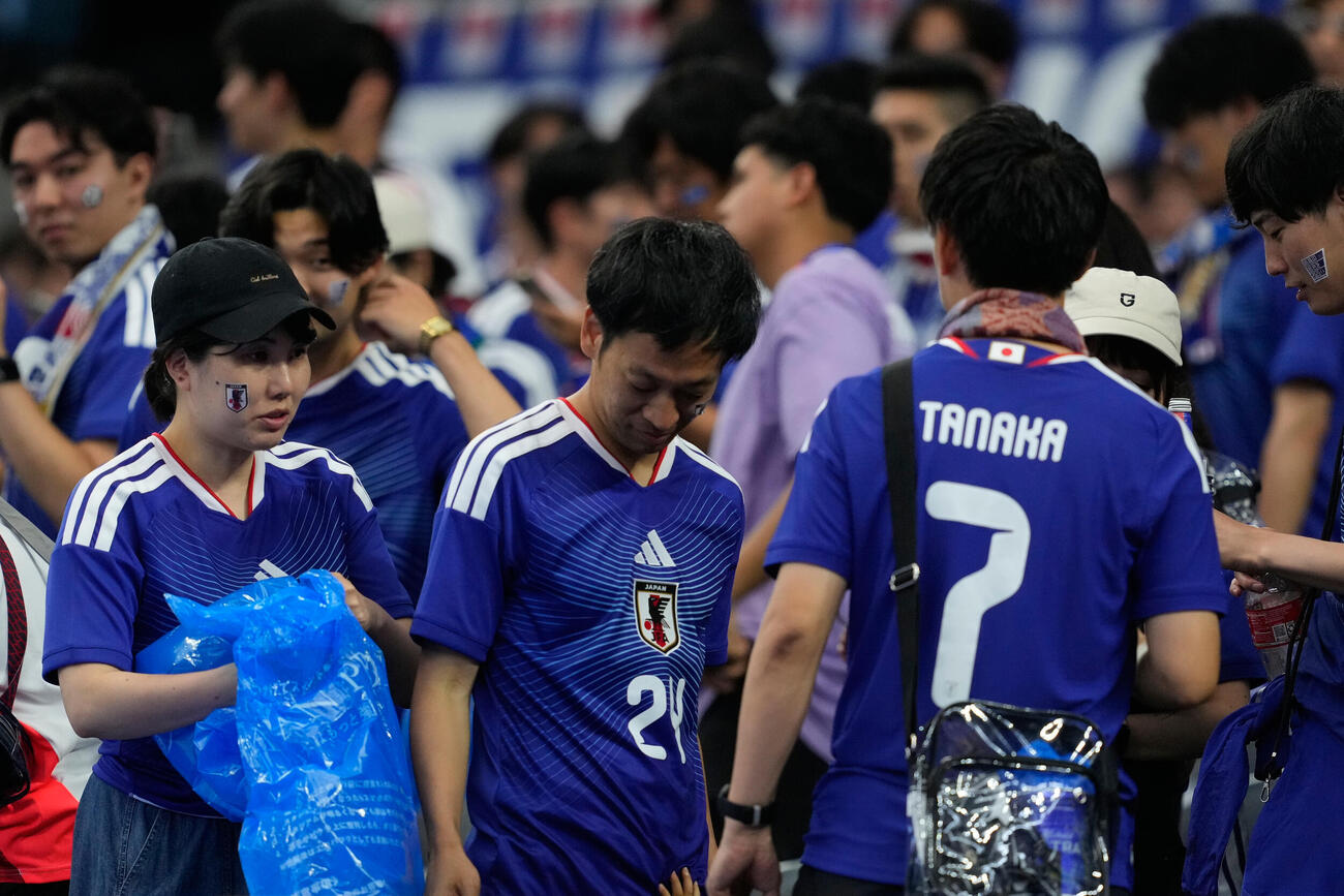 オランダ戦後、スタジアムを清掃する日本のサポーター（AP）