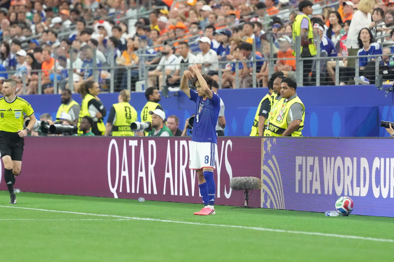 W杯北中米大会　1次リーグ　第1戦　日本対オランダ　後半、自ら交代を要請する久保建英（撮影・足立雅史）＝2026年6月14日