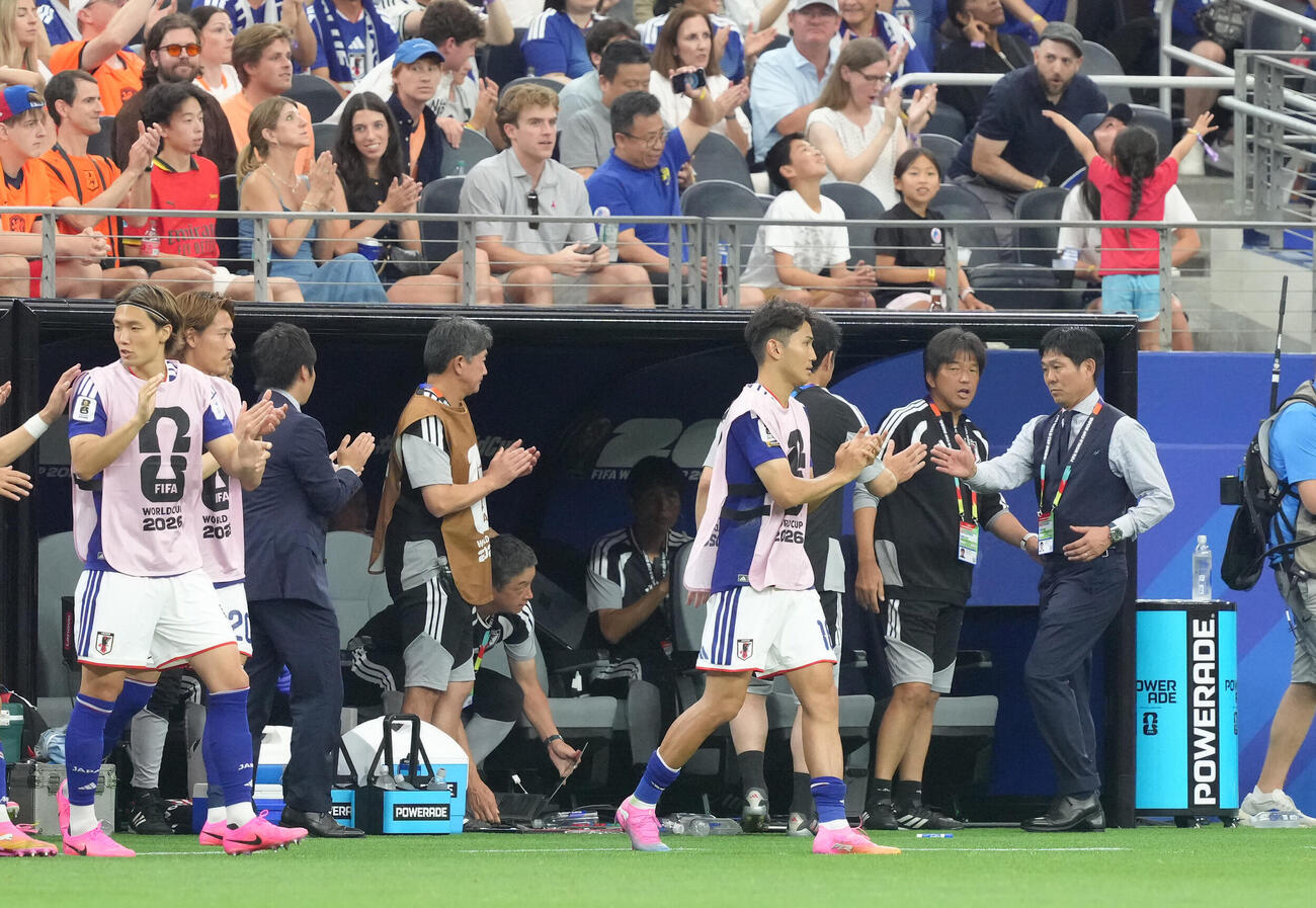 W杯北中米大会　1次リーグ　第1戦　日本対オランダ　試合後、オランダに引き分け、斉藤俊秀コーチ（右から3人目）とタッチを交わす森保一監督。同2人目は名波浩コーチ（撮影・足立雅史）＝2026年6月14日