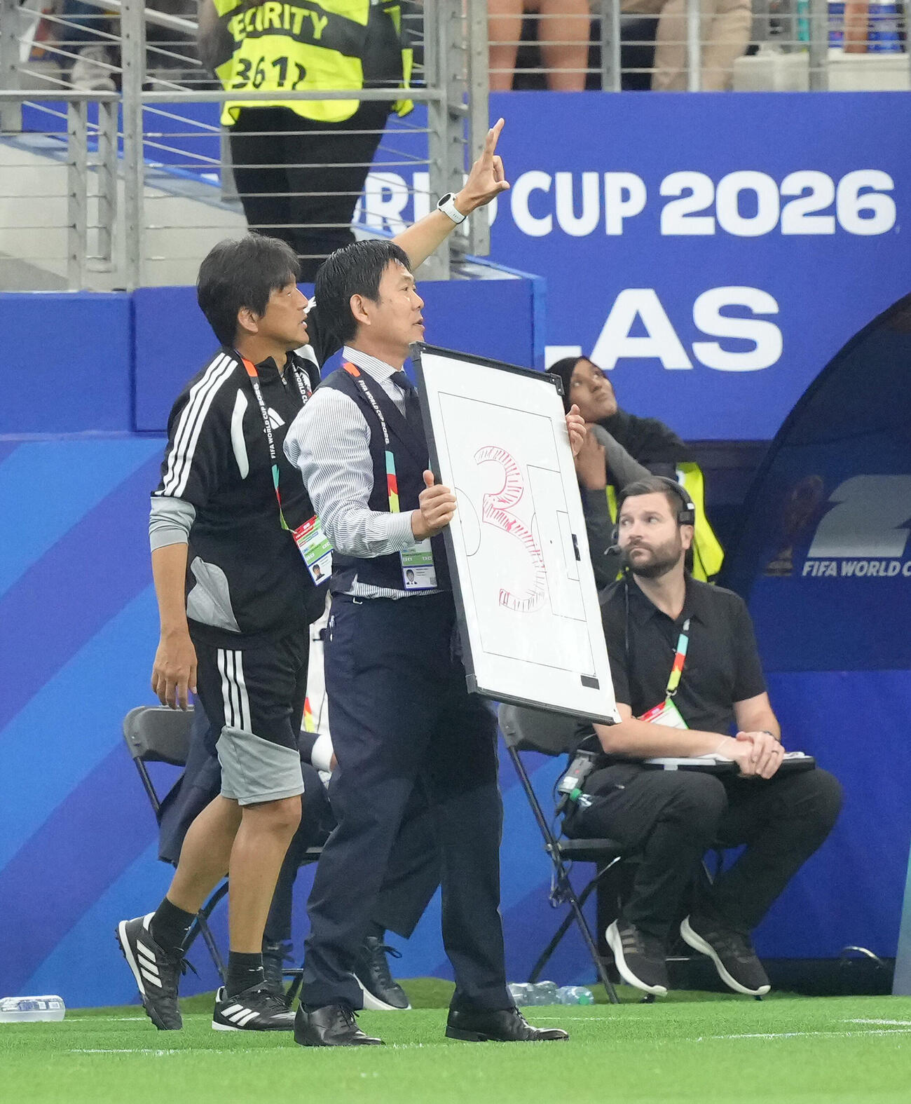 W杯北中米大会　1次リーグ　第1戦　日本対オランダ　後半、「3」と記された作戦ボードを手にする森保一監督（右）。左は名波浩コーチ（撮影・足立雅史）＝2026年6月14日