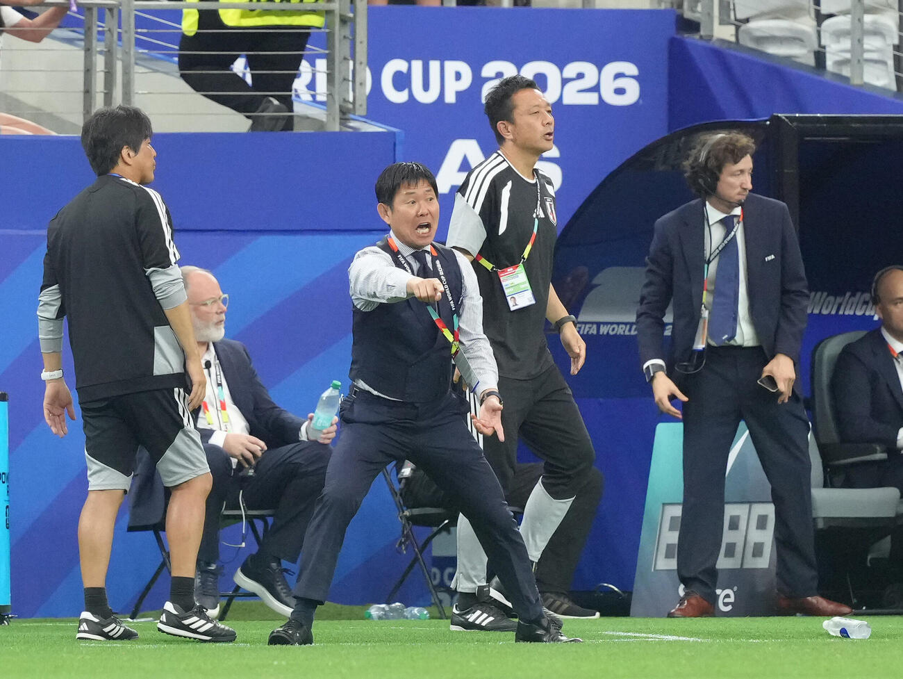 日本対オランダ　後半、指示を出す森保一監督（中央左）。同右は下田嵩GKコーチ（撮影・足立雅史）