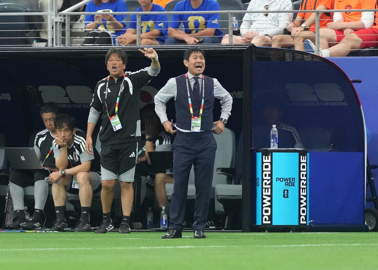 日本対オランダ　前半、大声で指示を出す森保一監督（右端）。右2人目から名波浩コーチ、斉藤俊秀コーチ、下田嵩GKコーチ（撮影・足立雅史）