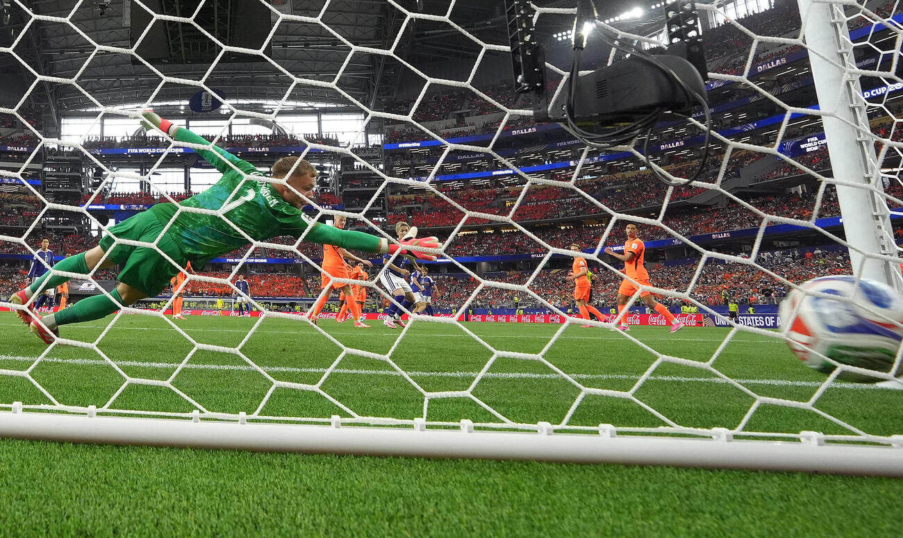 W杯北中米大会　1次リーグ　第1戦　日本対オランダ　後半、ゴールを決めた中村敬斗。手前はオランダGKバート・フェルブルッヘン（撮影・足立雅史）＝2026年6月14日
