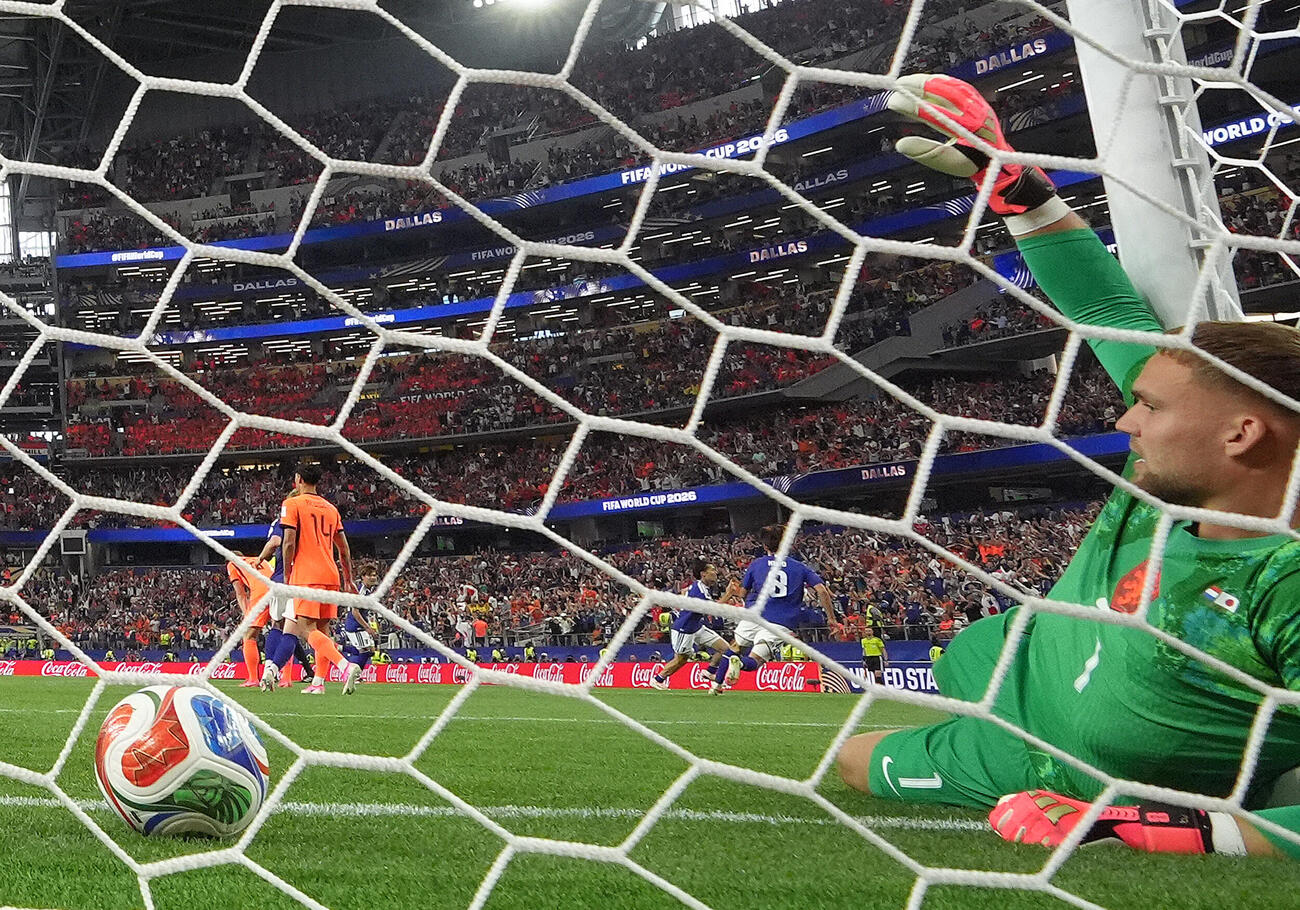 W杯北中米大会　1次リーグ　第1戦　日本対オランダ　後半、ゴールを決めた中村敬斗（後方右から2人目）。手前はオランダGKバート・フェルブルッヘン（撮影・足立雅史）＝2026年6月14日