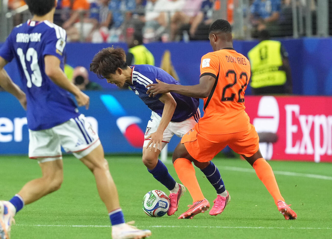 日本対オランダ　後半、オランダ・デンゼル・ドゥムフリス（右）との接触で負傷する久保建英（撮影・足立雅史）