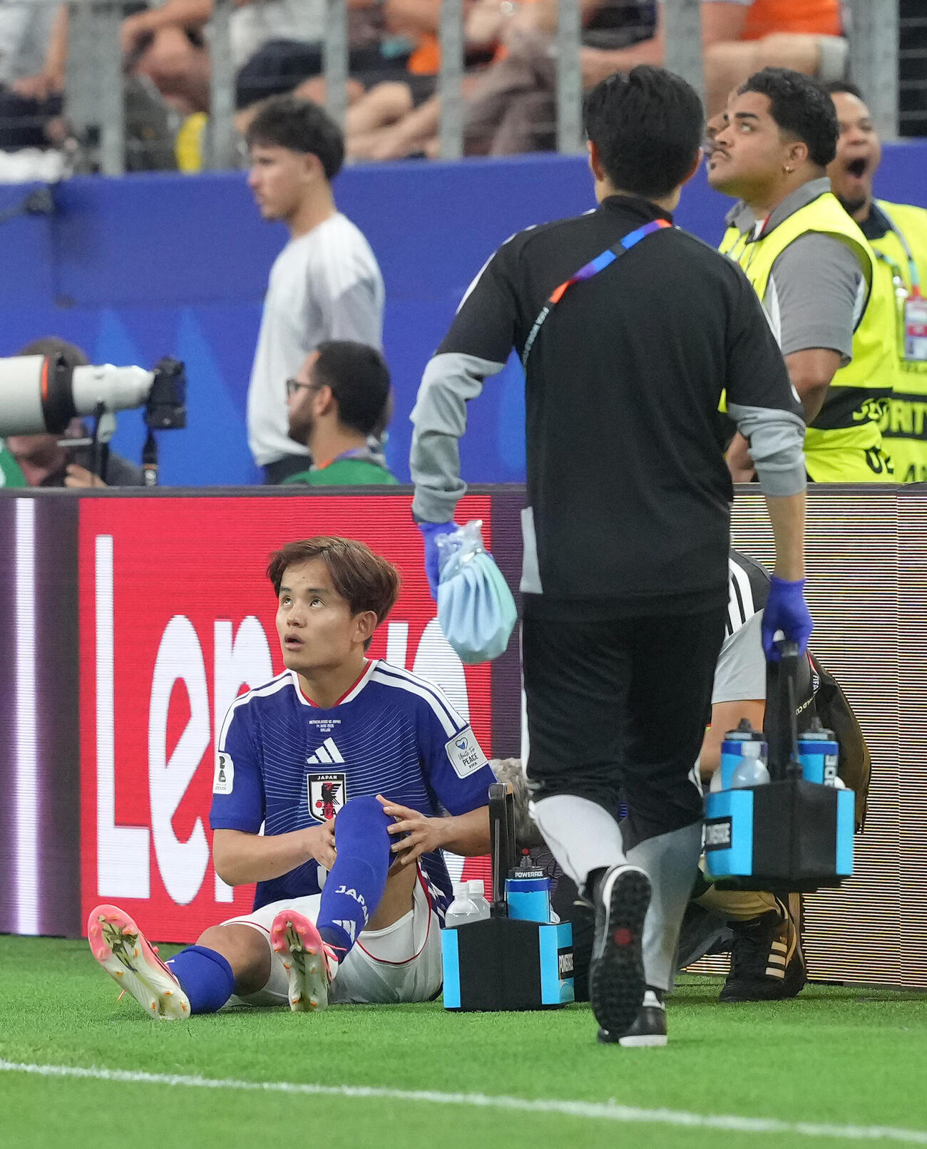 日本対オランダ　後半、負傷し左膝を気にする久保建英（撮影・足立雅史）