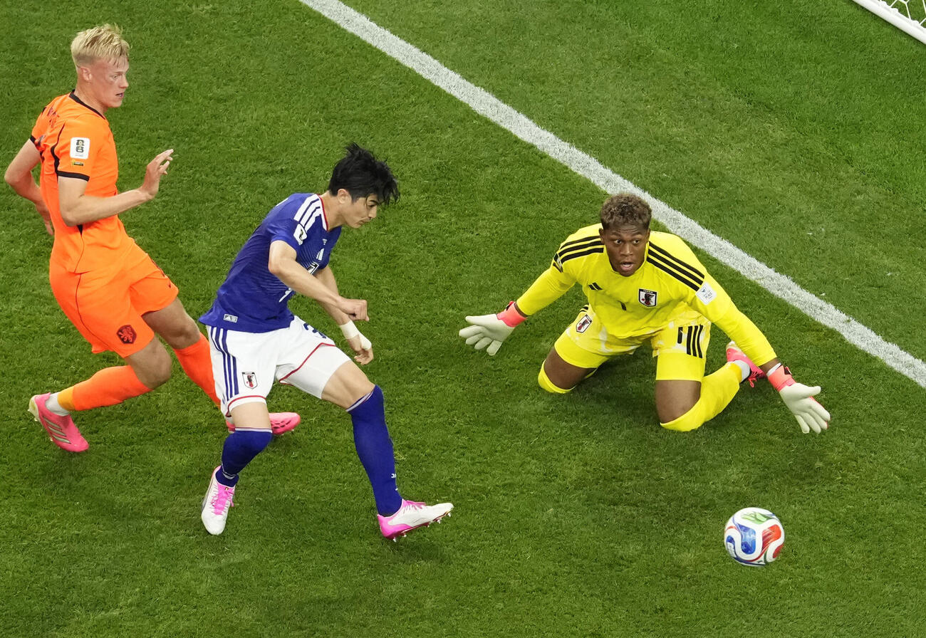 日本対オランダ　前半、クリアする谷口（中央）。GK鈴木彩（共同）