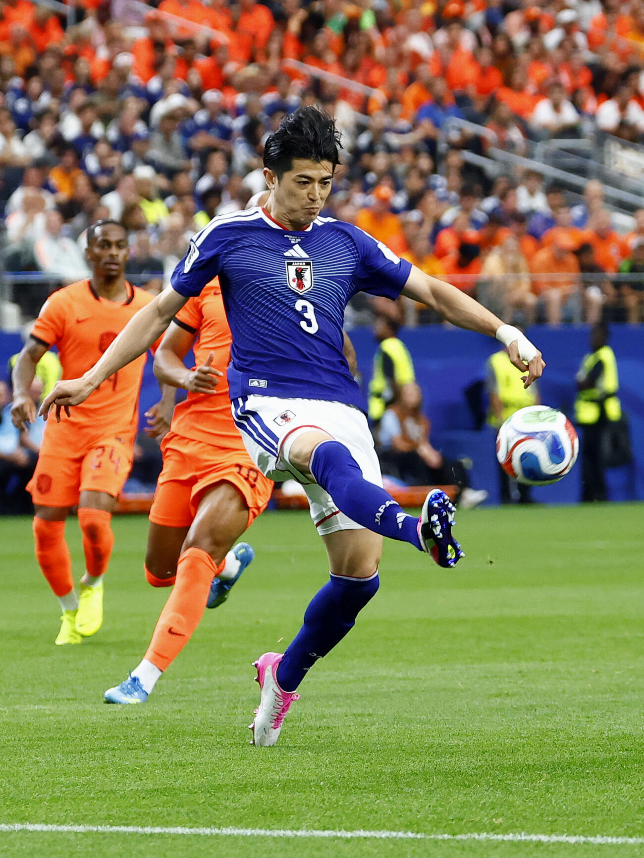 日本－オランダ　前半、クリアする谷口＝ダラス（共同）