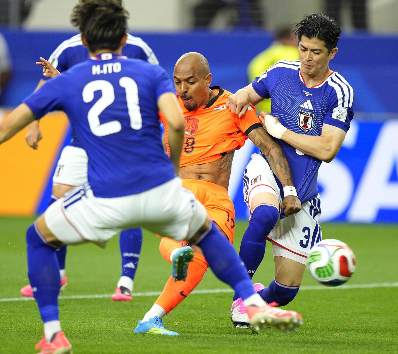 日本－オランダ　前半、競り合う谷口（右）＝ダラス（共同）