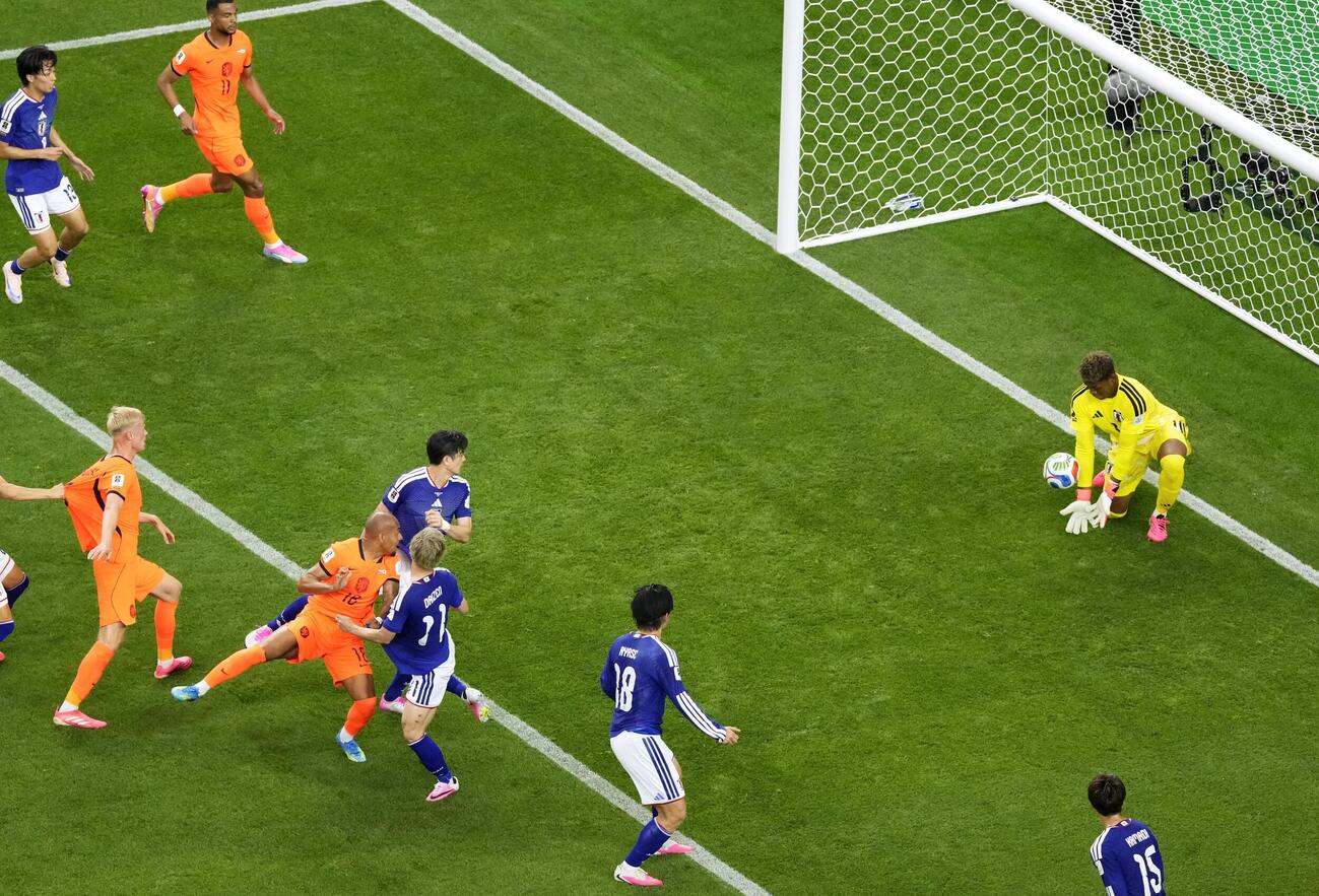日本対オランダ　前半、セーブするGK鈴木彩（右端）（共同）